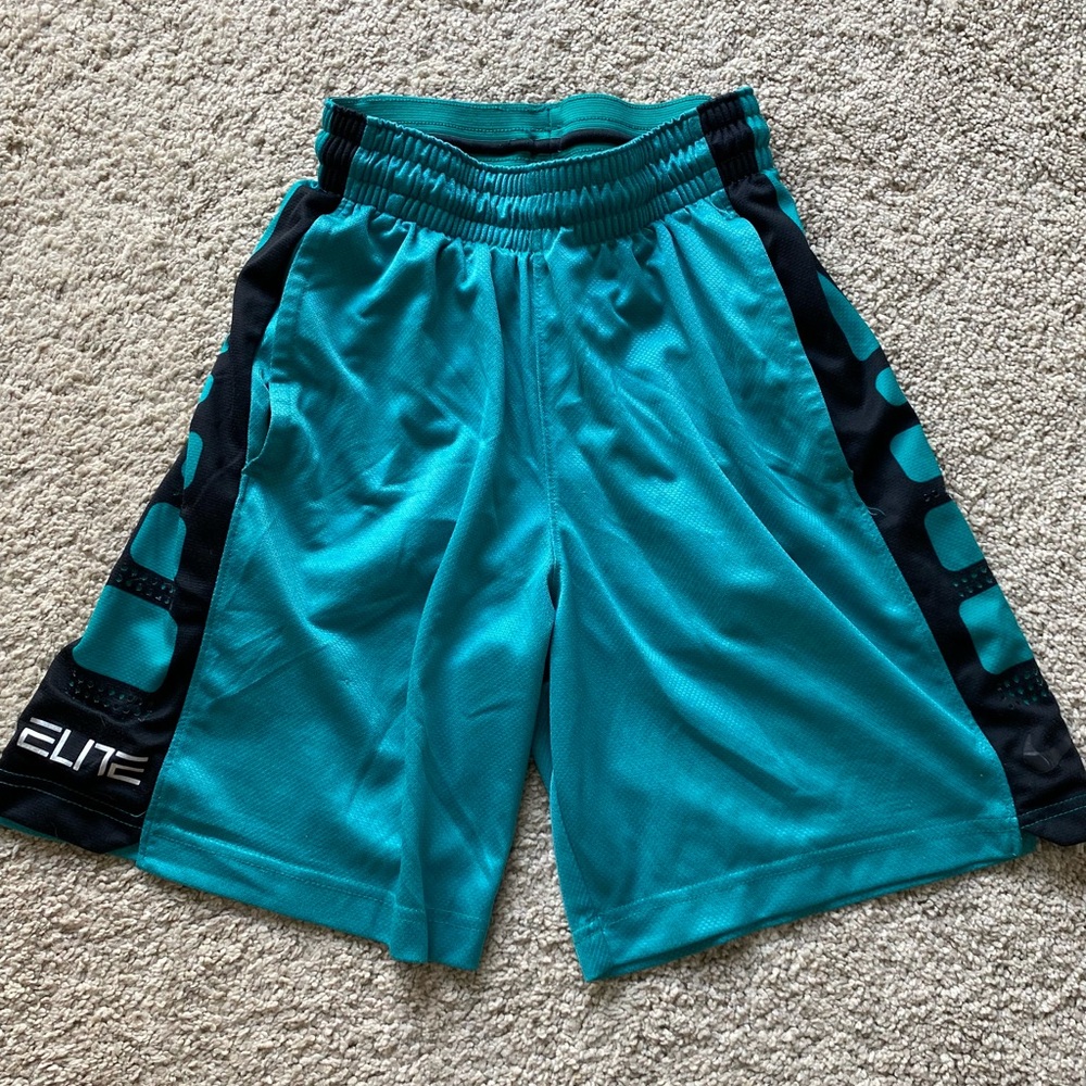 Nike Elite basketball shorts Women’s Small